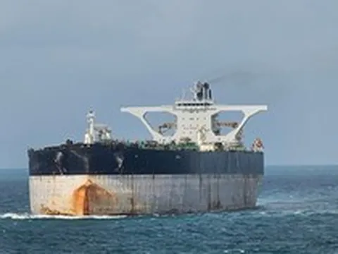 Phát hiện tàu chở 190.000 thùng dầu nghi của Nga đang di chuyển đến Cuba, bất ngờ mất tín hiệu rồi hướng thẳng đến Venezuela