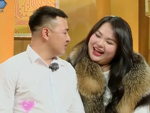 Cưới mẹ đơn thân, chú rể bị người lạ ném mắm tôm ngay trên sân khấu