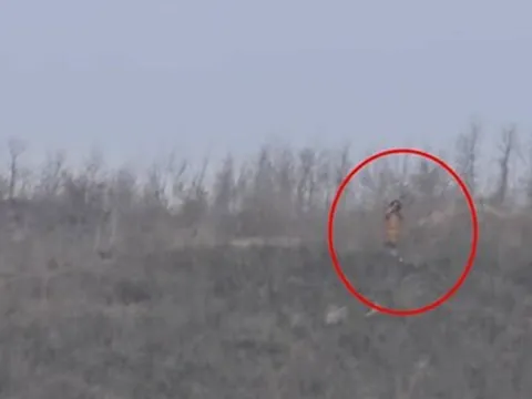 Ngồi trong máy bay, cô gái lặng người thấy mẹ đứng trên núi tiễn mình