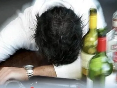 Người đàn ông trẻ nguy kịch sau khi uống một loại rượu ngoại