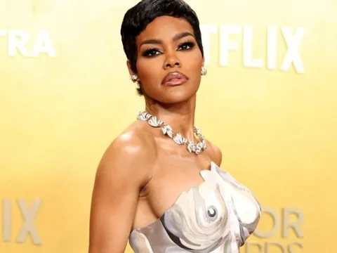 Váy 'như khỏa thân' trên thảm đỏ tiền Oscar