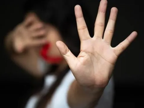 Người mẹ kể cú sốc đầu đời của con gái 16 tuổi khi tham gia nhóm kín trên mạng