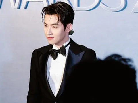 Nhạt nhòa và vắng bóng cả năm, ca sĩ Hùng Huỳnh vẫn thắng giải thời trang