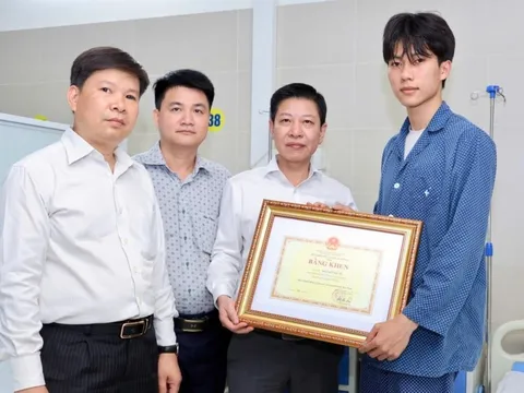 Quyền Bộ trưởng GD&ĐT tặng bằng khen nam sinh cứu người trong đám cháy