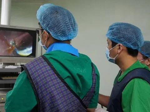 Đau bụng dữ dội nhiều ngày, người đàn ông suýt trả giá đắt, bác sĩ cảnh báo thói quen nhiều người mắc phải