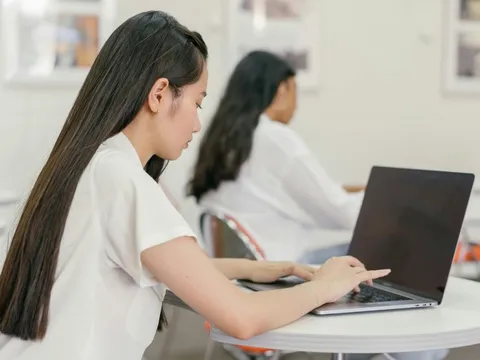 Nghịch lý điểm càng cao, lương càng thấp của Gen Z Mỹ