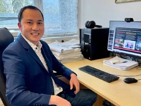 Từ cậu bé Việt lội bùn đi học đến top 2% nhà khoa học ảnh hưởng nhất