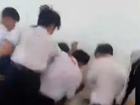 Nhóm học sinh lớp 8 đánh bạn nhập viện