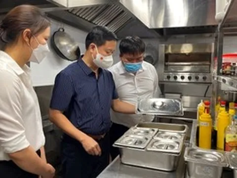 Kiểm tra đột xuất bếp ăn tập thể tại Hà Nội, Ninh Bình