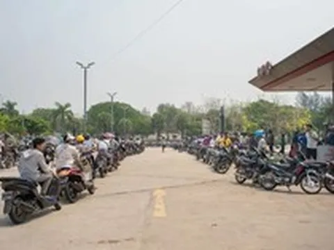 Một quốc gia Đông Nam Á đang vật lộn trong cơn 'khát' dầu: Nguồn dầu dự trữ chỉ đủ dùng trong 40 ngày, giá xăng dầu cao ngất ngưởng, tương đương 55 nghìn đồng/lít