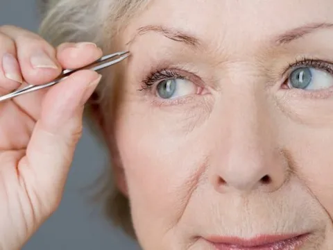 Có cách nào giảm độ thưa của hàng lông mày sau tuổi 50?