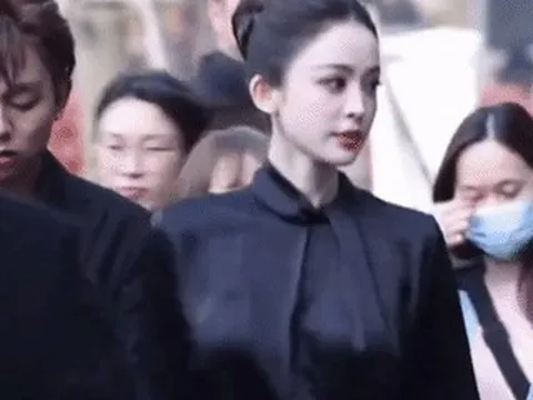 Diễn viên Cổ Lực Na Trát gây tranh cãi với mốt không nội y