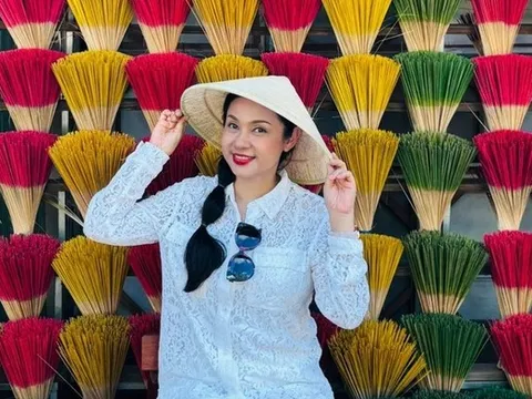 Diễn viên Việt Trinh công khai trạng thái "hẹn hò" sau hơn 10 năm ly hôn