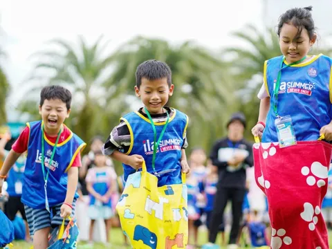 ‘Cha mẹ trực thăng’ học cách buông tay để con bay xa