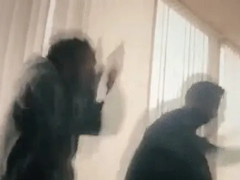 2 nam diễn viên rơi khỏi cửa kính khi thực hiện cảnh quay nguy hiểm