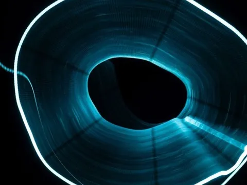 Phát hiện thứ có thể di chuyển nhanh hơn ánh sáng