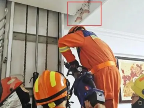 Con gái đi thang máy rồi mất tích, gia đình tá hỏa phát hiện đôi chân thò ra từ trần nhà, lập tức báo cảnh sát