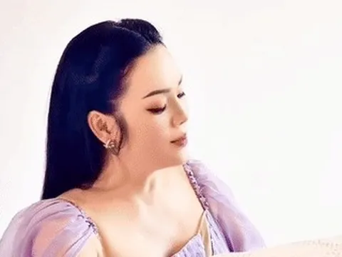 Phó giáo sư Tân Nhàn gợi cảm chơi đàn, ca sĩ Hòa Minzy ngày càng nhuận sắc