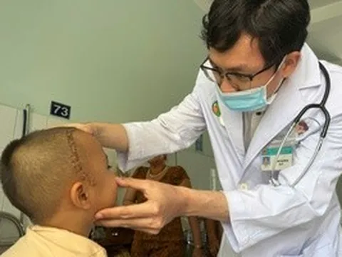 Bác sĩ xuyên đêm mở sọ cứu bé trai bị đạn ná bắn vào mắt