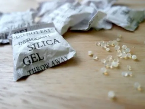 Em bé 3 tuổi nuốt nhầm gói hút ẩm vì tưởng là kẹo, mẹ vội đổ thêm một thứ vào miệng bé, BS khen: "Rất chuyên nghiệp!"