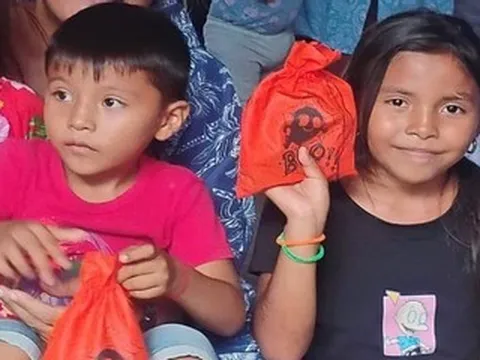 Bố mẹ ra ngoài chỉ 20 phút, chị em ở nhà chơi trốn tìm và cái kết đau lòng