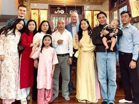 Con trai cưới vợ Việt 3 năm, ông bố Mỹ sang thăm thông gia 4 lần vì quý mến