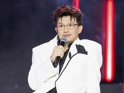 Dược sĩ, hiện tượng mạng đi hát và làm trò lố: SOS!