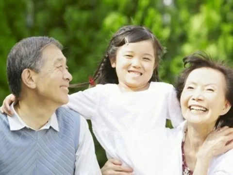 Về già, nếu có thể hãy chọn sống gần con cái, không chung nhà cũng nên cách nhau vài phút đi bộ