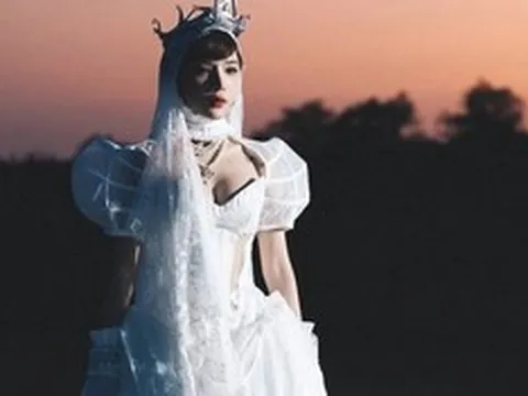 "Mỹ nhân có vòng eo ảo nhất Vbiz" bầm dập, trầy trụa gây xôn xao