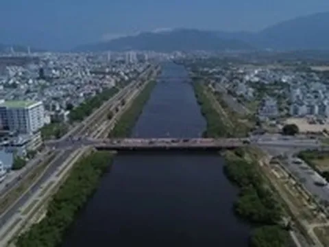 Nên chặt hay giữ hàng cây xanh dọc hai bờ sông Quán Trường ở Nha Trang?