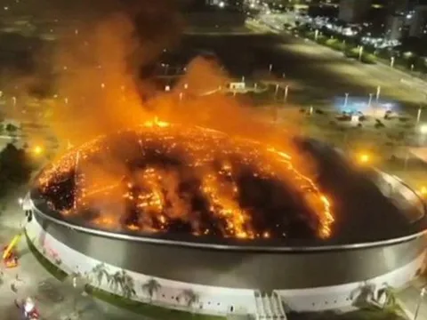 Mái vòm sân Olympic bị bao trùm bởi biển lửa