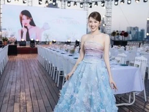 Thúy Ngân rực rỡ trên du thuyền