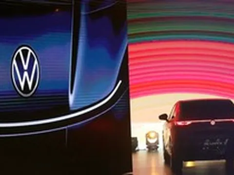 Xe xăng bất ngờ lên ngôi: Tập đoàn ô tô sở hữu hơn 100 nhà máy toàn cầu tuyên bố dừng làm xe điện, chuyển cả 1 cơ sở sang động cơ truyền thống