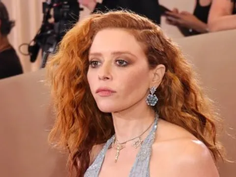 Nữ diễn viên 47 tuổi vừa bị đuổi khỏi máy bay là ai?