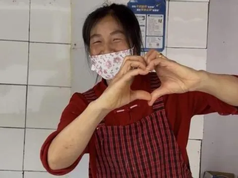 Người phụ nữ U60 nhảy múa trước quầy hàng 10m2 gây sốt mạng xã hội