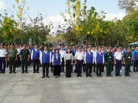 Đoàn đại biểu TPHCM và Bộ Tư lệnh Vùng Cảnh sát biển 3 dâng hương liệt sĩ tại Côn Đảo