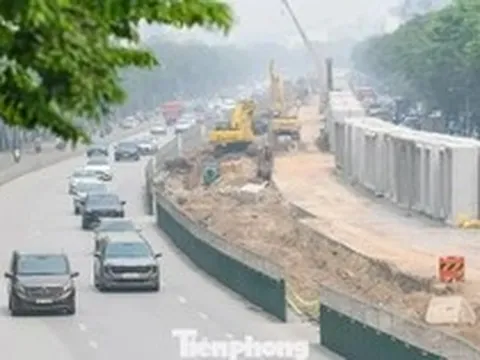 Khổ sở vượt 'đại công trường' chống ngập Hà Nội