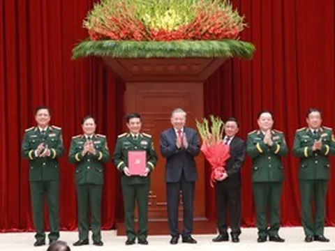 Tổng Bí thư, Chủ tịch nước Tô Lâm trao quyết định của Bộ Chính trị về công tác cán bộ