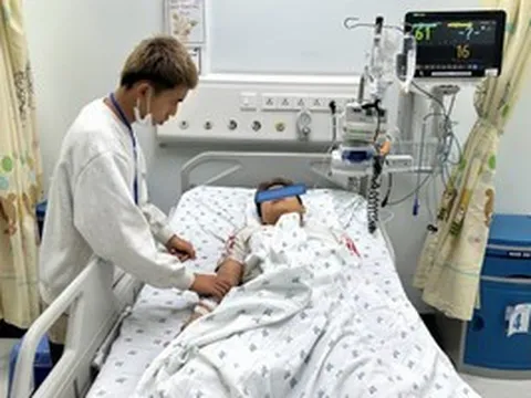 Căn bệnh 100.000 ca mới có 1 người mắc khiến thiếu niên 15 tuổi đột ngột liệt tứ chi