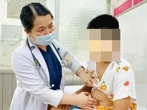 Hai trường học tại TP.HCM khẩn cấp dừng ăn bán trú