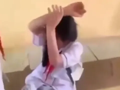 Học sinh lớp 8 bị bạn cùng lớp đánh, ép cởi áo để quay clip