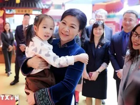 Phu nhân Ngô Phương Ly thăm Trung tâm Tống Khánh Linh tại Bắc Kinh