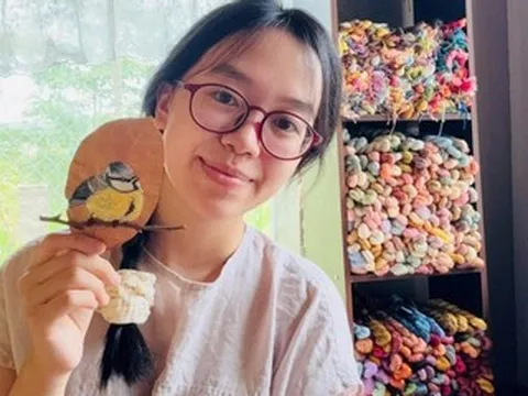 Thấy lá mít rụng đầy sân, cô gái ở Lâm Đồng nhặt về thêu tranh thu tiền triệu