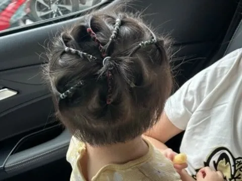 Hội mẹ bỉm thi nhau đăng ảnh con đi học về mỗi ngày một kiểu tóc xinh độc lạ "Cứ như cô mẫu giáo nào cũng học làm tóc"