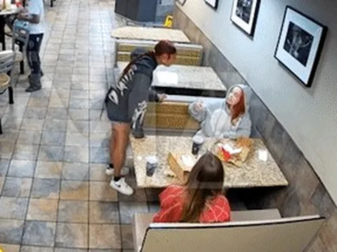 Nữ ca sĩ 26 tuổi bị fan tấn công, tát thẳng vào mặt trong quán ăn