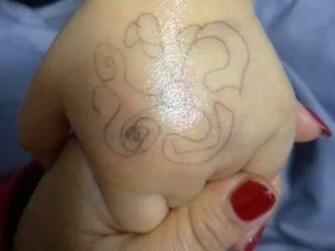 Con gái khoe hình vẽ người lạ tặng trên tay, phụ huynh xem xong âm thầm gọi cảnh sát