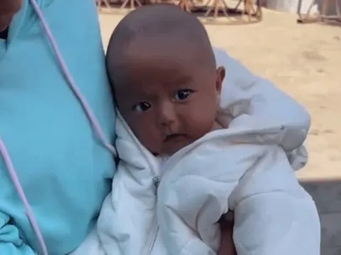 Bố mẹ da trắng nhưng con chào đời da đen khiến cả nhà nghi ngờ, 1 năm sau sự thật được tiết lộ