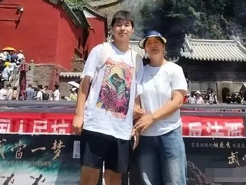 Con trai 16 tuổi hiến tế bào gốc cứu mẹ, cha rưng rưng nước mắt đứng chờ