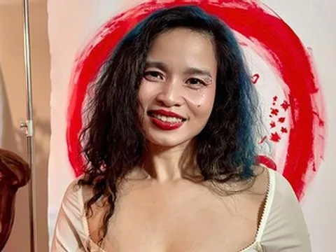 Nỗi đau và sự cô độc ám ảnh của nữ ca sĩ 'điên nhất showbiz Việt'