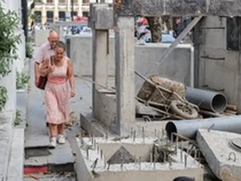 Phố trung tâm Hà Nội bị đào xới: Hệ quả của việc hạ tầng 'chạy sau' phát triển đô thị